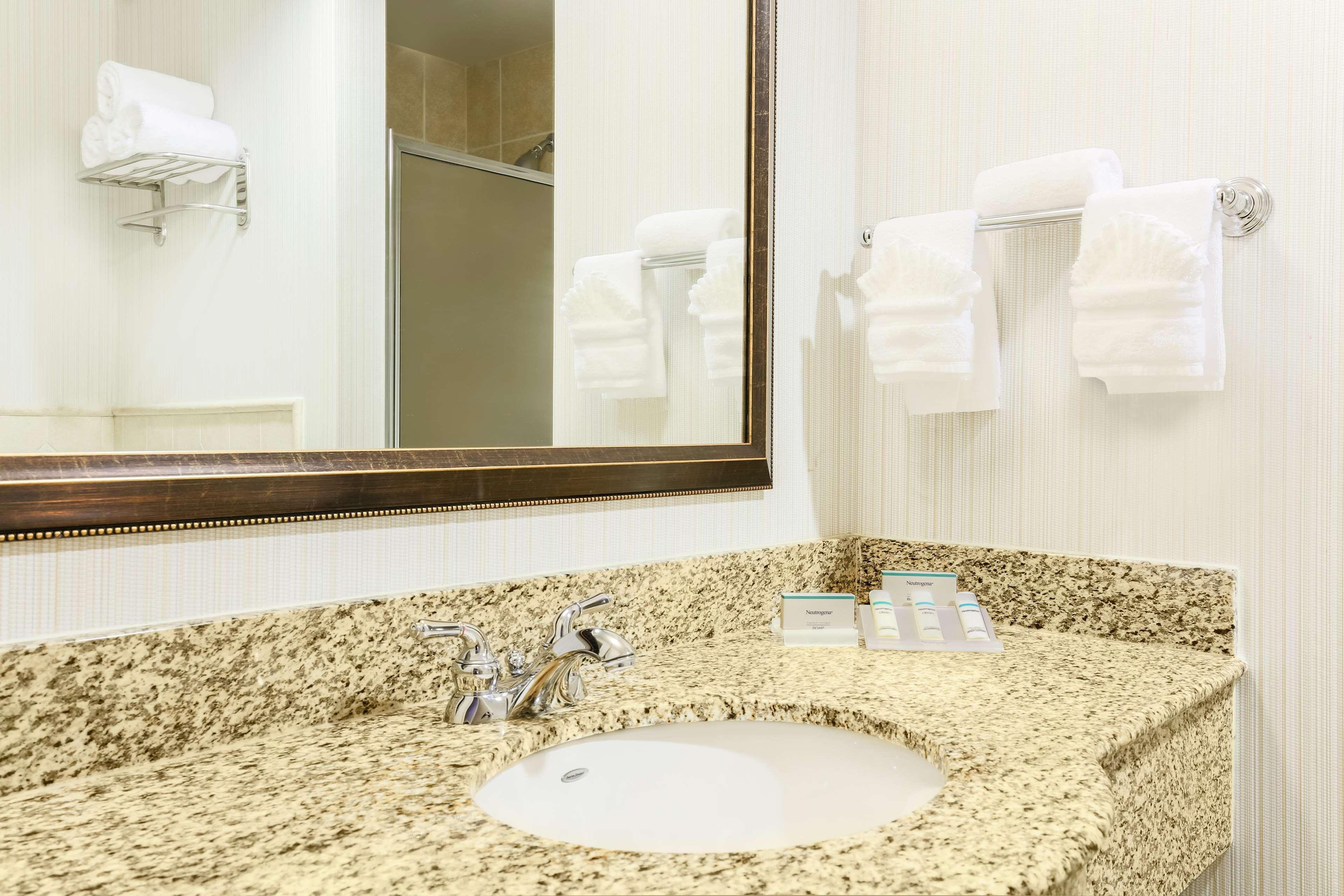 Hilton Garden Inn Dallas Lewisville Bagian luar foto